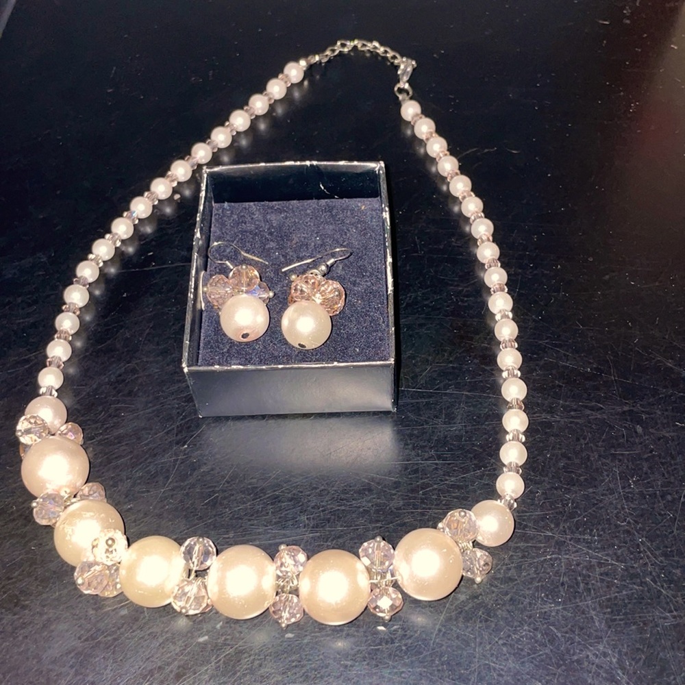 Womens Pearl and diamond neckless, with matching bracelet and earrings